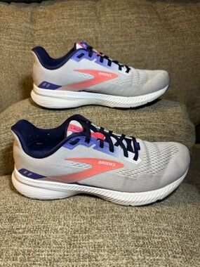 Brooks Launch GTS 8 women's running shoes in a gray/purple/pink Size 9